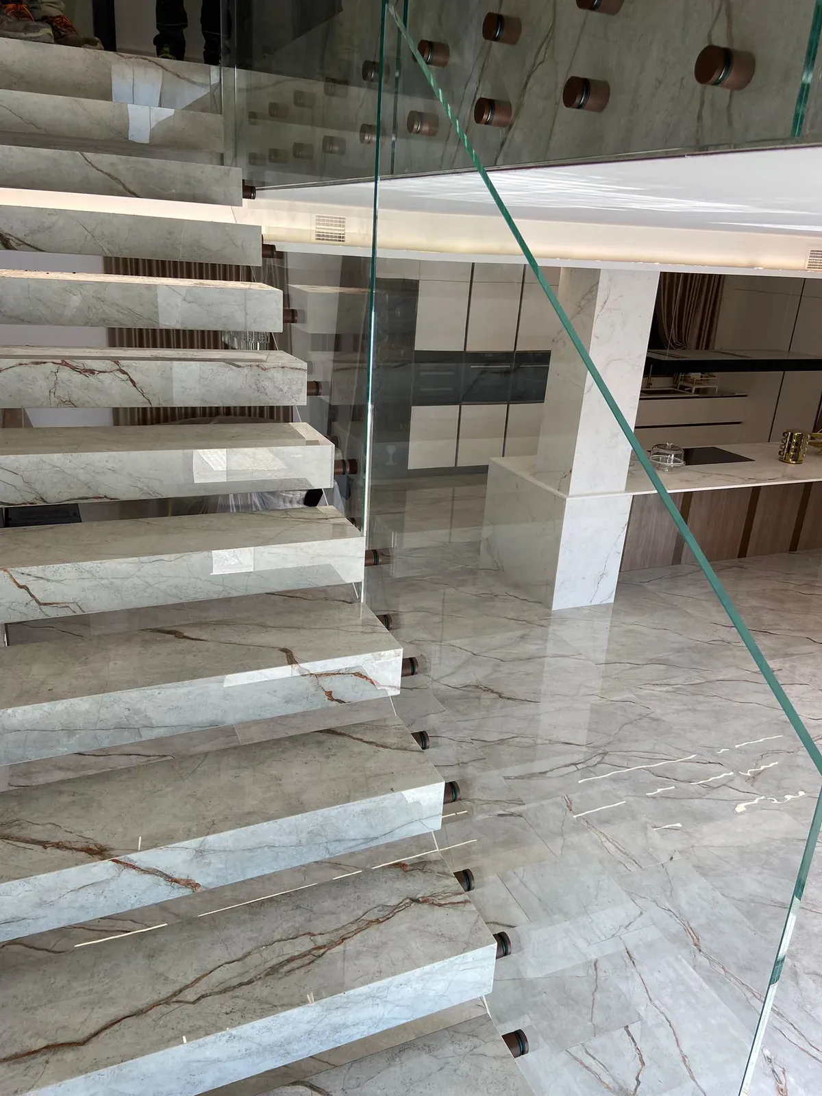 Scala in marmo con vetro su misura — vista dal basso