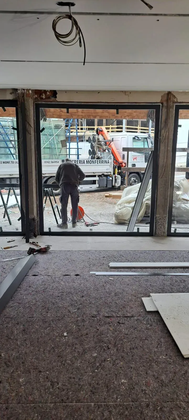 Installazione vetrine per negozi e attività commerciali.