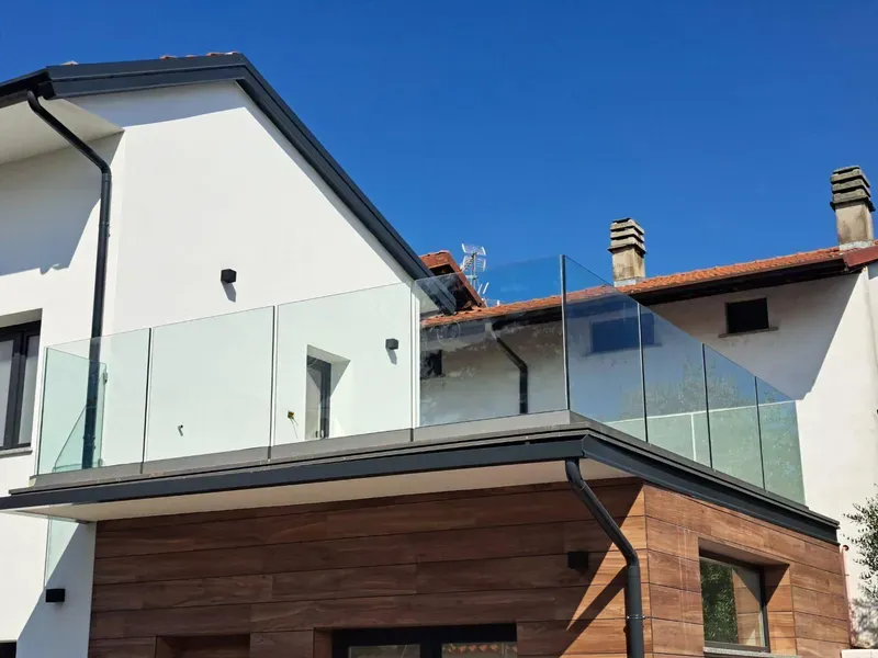 Parapetti in vetro per balconi, scale e terrazze. Trasparenza e sicurezza.