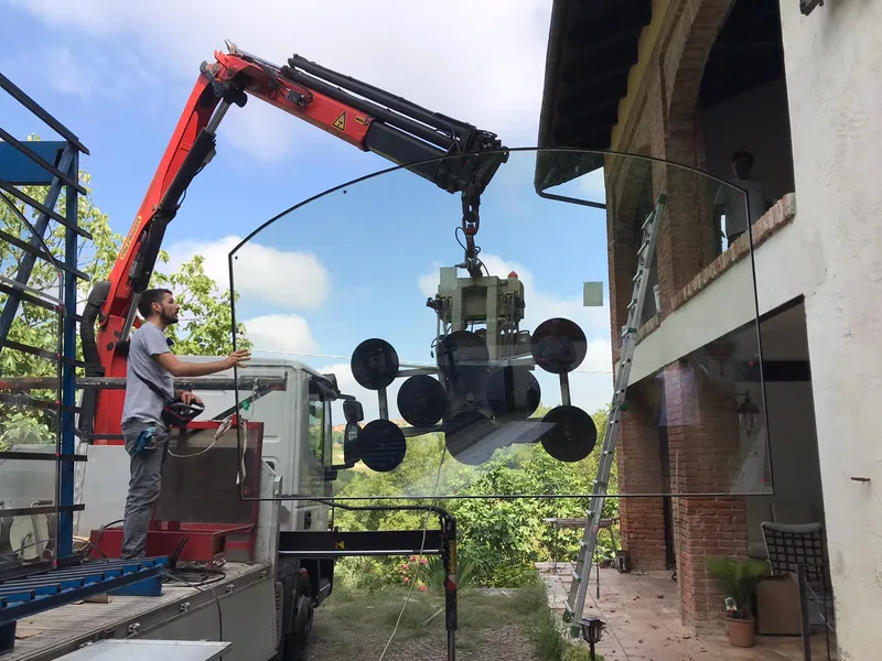 Posa vetrata ad arco in villa