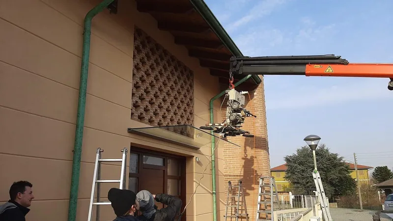 Installazione pensilina con gru