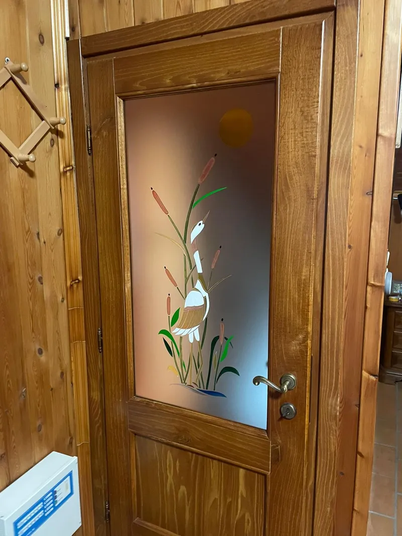 Porta in vetro decorato con airone