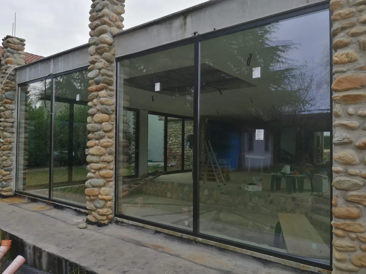 Chiusura in vetro su casa in pietra