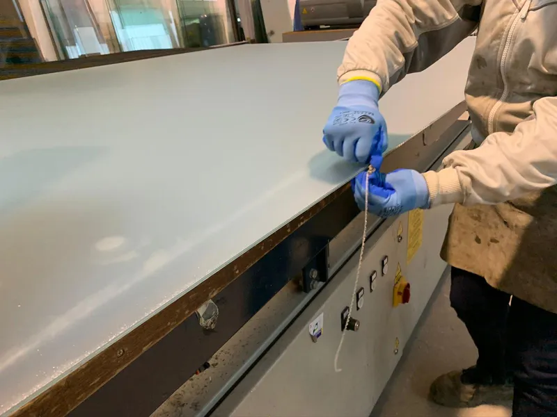Lavorazione vetro stratificato su macchinario
