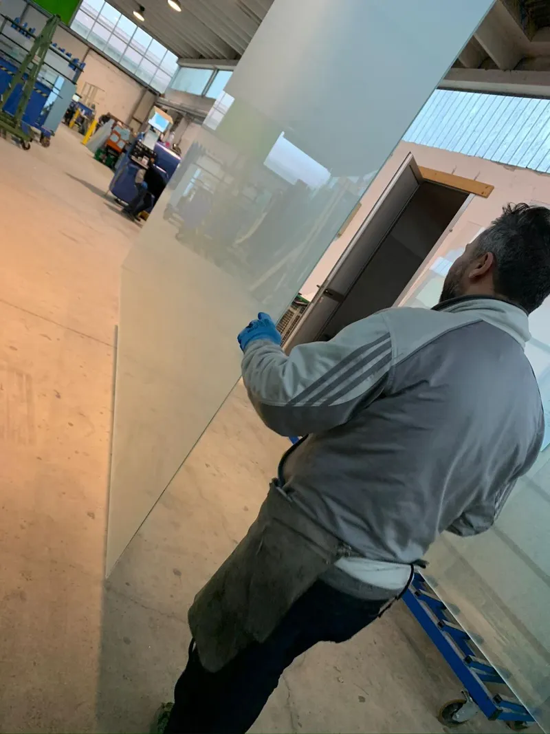 Operaio che movimenta una grande lastra in laboratorio